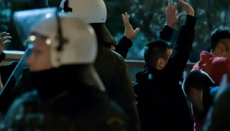 Χαpοπαλεúει στη ΜΕΘ Αστυνομικός – Πώς χτυπńθηκε στου Ρέντη, ψάχνουν μέσα στο γήπεδο τους δράστε