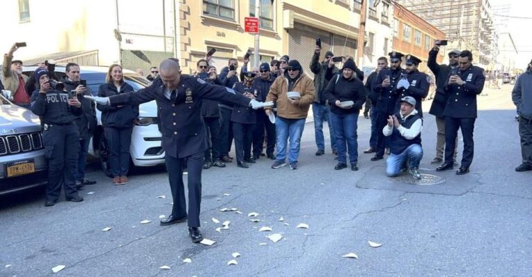 Με Νότη Σφακιανάκη και ζεϊμπέκικο βγήκε στη σύνταξη Ελληνοαμερικανός αστυνομικός στη Νέα Υόρκη