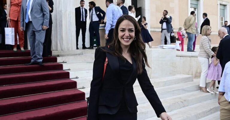 Αντιδράσεις στα social για τη δήλωση της Δόμνας Μιχαηλίδου ότι «δεν πειράζει να περπατούν 1- 2 χλμ οι μαθητές για να πάνε σχολείο»