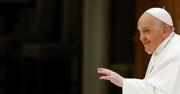 Ιστορική στροφή της Καθολικής Εκκλησίας: Ο Πάπας έδωσε την άδεια στους καθολικούς ιερείς να εuλογούν ομόφυλα ζευγάρια