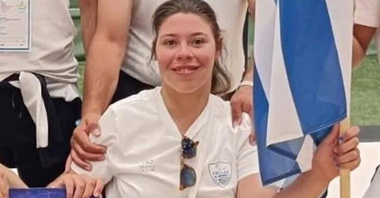 Η Βασιλική έχει εγκεφαλική παράλυση. Δεν περπάτησε ποτέ. Είναι όμως πρωταθλήτρια Ελλάδας στο ακόντιο