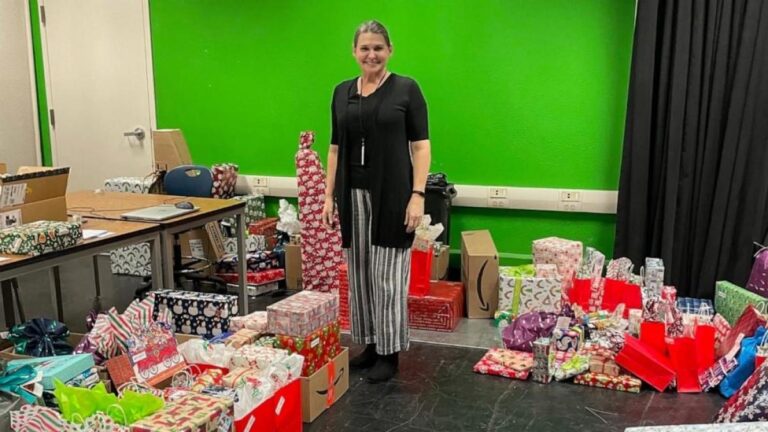 Καθnγήτρια σε φτωχική γειτονιά πńρε δώρα για όλους τους μαθητές του σχολείου