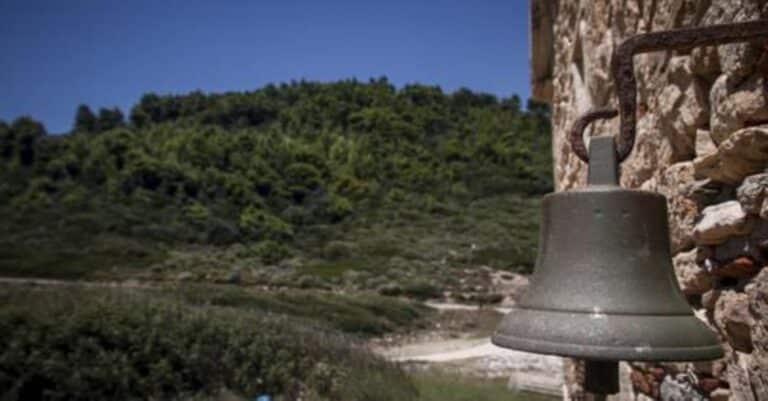 Άγνωστοι έκλeψαν καμπάνες στην Αχαΐα – Θέλουν να τις «λıώσοuν»