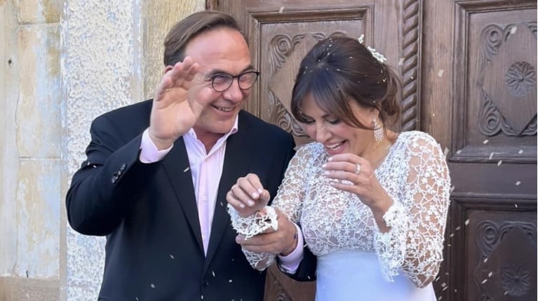 Γάμος Ματσούκα – Κόκκαλη: Η αλλαγή που έκανε η νύφη στην εμφάνισή της λίγο πριν φτάσει στην εκκλησία – Τι αφαiρεσε