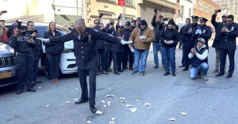 Ελληνοαμερικανός αστυνομικός συνταξιοδοτήθηκε χορεύοντας ζεμπεκιά στη μέση του δρόμου