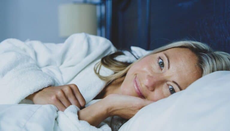 Μαθεύτηκε η αιτία: Γιατί εκατομμύρια γυναίκες ξυπνούν κάθε βράδυ στις 3:29 π.μ. ακριβώς;