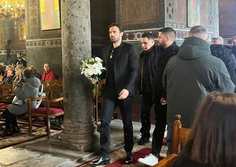 Θεσσαλονίκη: Η στιγμή που ο Αργυρός φτάνει στην εκκλησία και αφήνει λουλούδια για τον Βασίλη Καρρά