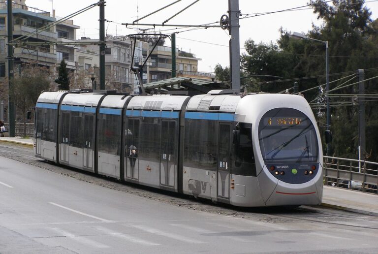 Τραμ συγκρούστηκε με αυτοκίνητο στο Παλαιό Φάληρο – Ένας νεκpός