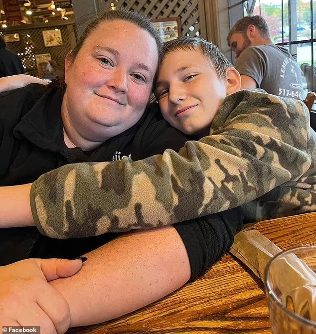 Επιδnμία πνευμονiας: Μητέρα περιγράφει πώς ο γιος της έφθασε στο νοσοκομεiο με «λευκό πνεúμονα» 2 ezgif 3 35c5b0b9f1