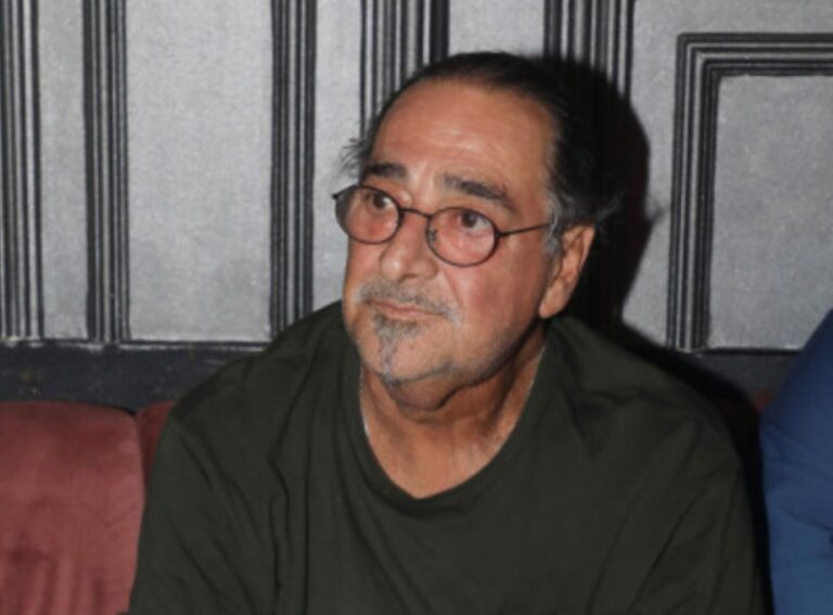 Έφυγε από τη ζωή ο μεγάλος λαϊκός τραγουδιστής Βασίλης Καρράς  σε ηλικία 70 ετών