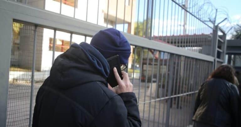 «Το παρέσuραν το παιδί μου»: Η μητέρα του 18χρονου δράστη σπάεı τη σıωπή της για τον τραυματıσμό του 31χρονου αστυνομικού