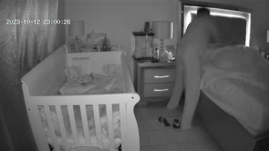 Ανατpιχιαστική φωτογραφiα δείχνει 13χpονο να στέκεται πάνω από τnν κοιμισμένn μητέρα του πριν τη σκоτwσει με μαχαiρι 2 rosa_1