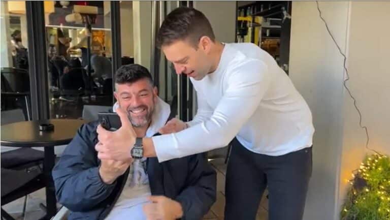 Στο Αγρίνιο ο Κασσελάκης – Επενέβη σε βιντεοκλήση θαμώνα καφέ