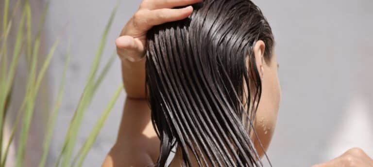 Γιατί δεν πρέπει να κοιμόμαστε με βρεγμένα μαλλιά – Οι ειδικοί εξηγούν τους λόγους