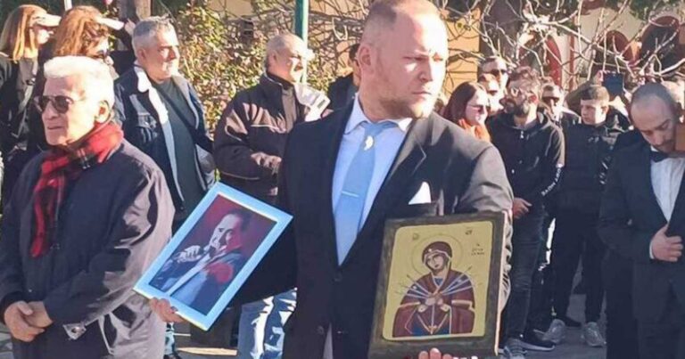 Κηδεία Βασίλη Καρρά: «Τη στιγμή της ταφńς ακούσαμε τον Εθνικό Ύμνο»