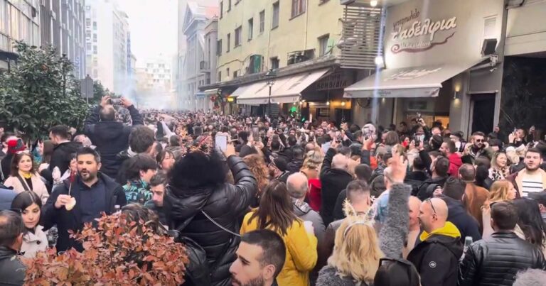 «Απ’ τον βορρά μέχρι τον νότο»: Αδιαχώρητο και Βασίλης Καρράς στο κέντρο της Θεσσαλονίκης παραμονή του 2024