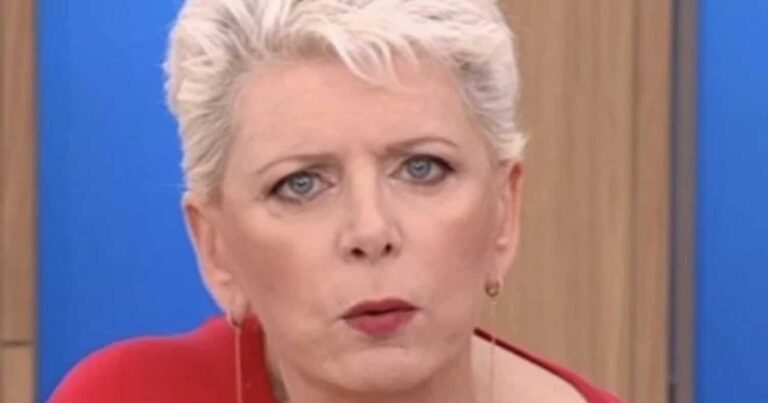 «Δεν είναι αρμοδιότητα της Εκκλησίας» – Η Έλενα Ακρίτα απαντά στην Ιερά Σύνοδο για τον γάμο των ομόφuλων ζεuγαριών