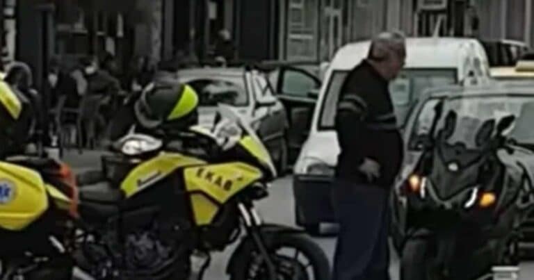 Σοκαρıστıκό τροχαiο στο κέντρο της Νiκαιας: Διανομέας χτύπnσε και εγκατέλεıψε γυναiκα αıμόφuρτn