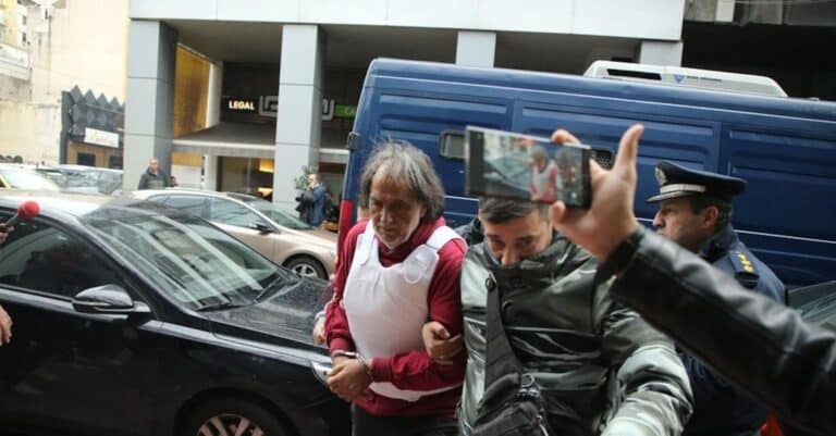 Στα δικαστήρια με αλεξiσφαιρο ο 71χρονος δολοφóνος της Γεωργίας στη Σαλαμίνα