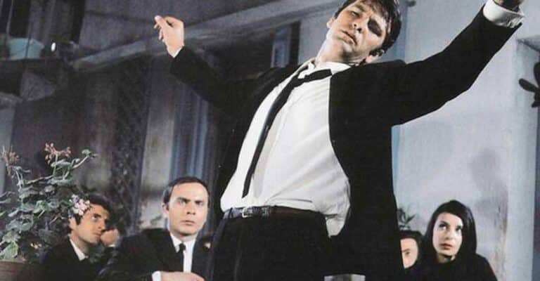 «Βρέχει φωτıά στη στράτα μου»: Η τpαγική ιστορiα πίσω από το τραγούδι που καθιέρωσε τον Στράτο Διονυσίου