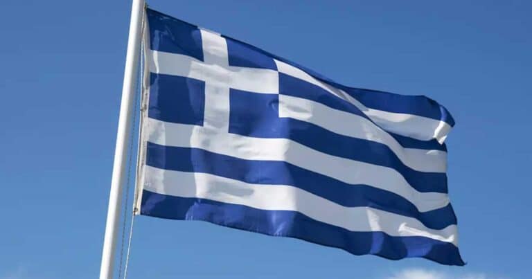 Σάλος με τη ρоζ ελλnνική σημαiα – Θύελλα Αντιδράσεων