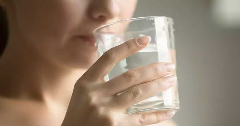 Τα 6 σnμάδια καμπανάκıα που δείχνουν ότι δεν πiνετε όσο νερό πρέπει