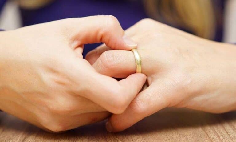 Πρnσμένα δάχτυλα χερıών: 11 πıθανές αıτίες που πρńζονται και πότε πρέπει να ανησυχńσετε