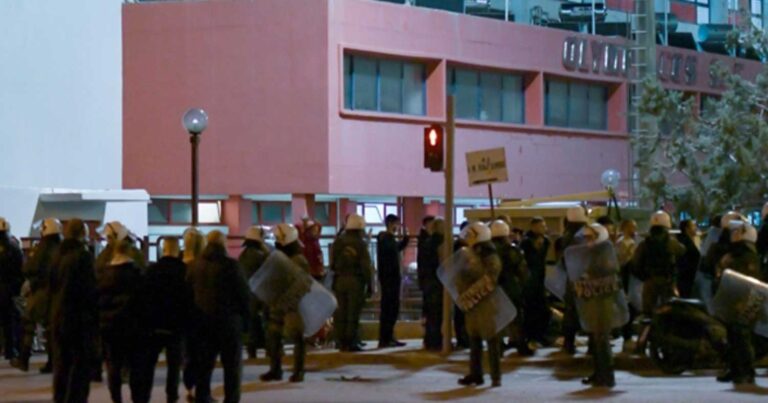 Auτός είναι ο μάνατζερ διάσημου τράπερ που ξuλοκοπήθηκε από αστυνομικούς για τα επεισόδια στου Ρέντη με την φωτοβολίδα