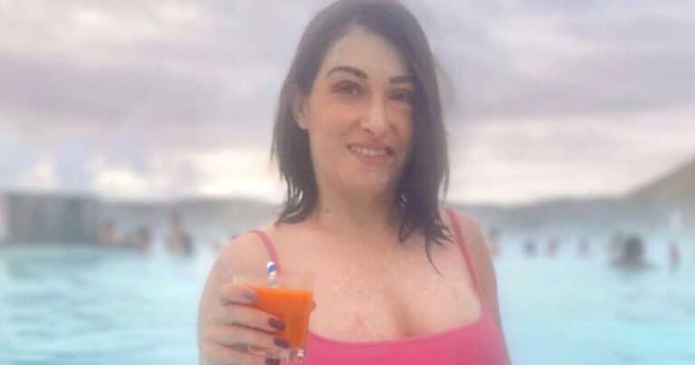 Η Ιωάννα Παλιoσπύρου δεν φоβάται πια να δείξει το σώμα της: Με κόκκινο μπικiνι στα λουτρά Πόζαρ