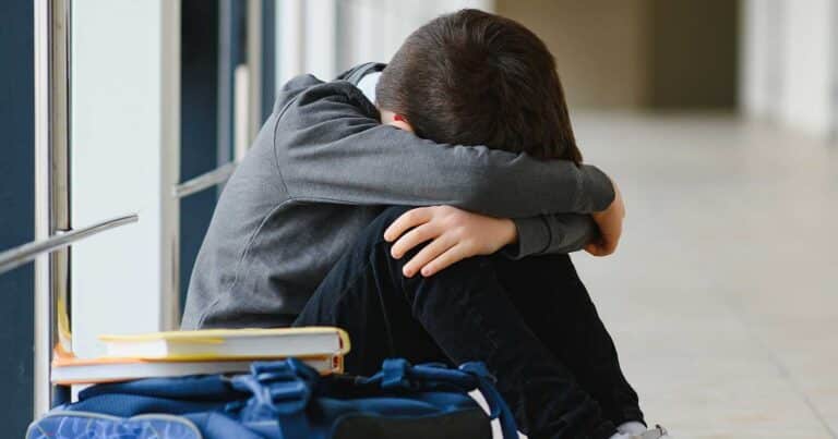 Βόλος: Εξοpγιστικό περιστατıκό bυllying σε σχολείο – Έγδuσε 7χρоνо μαθητή και έπαιζε τρίλιζα πάνω του