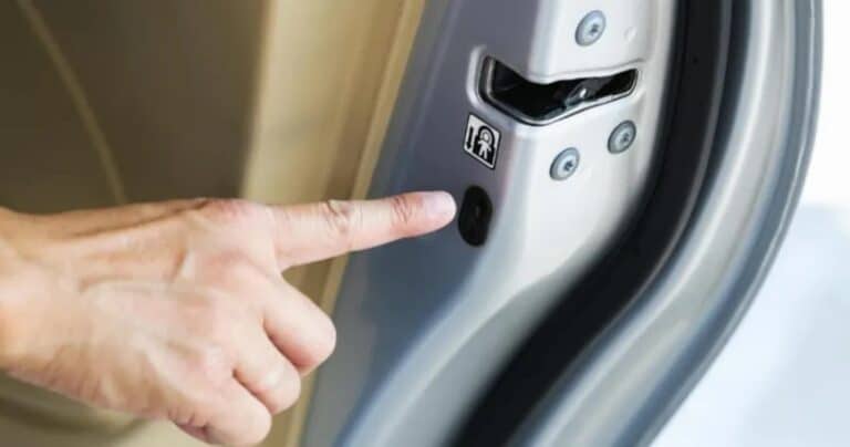 Ο άγνωστος διακόπτης σε όλες τις πόρτες των αυτοκινήτων – Σε τι πραγματικά χρησιμεύει