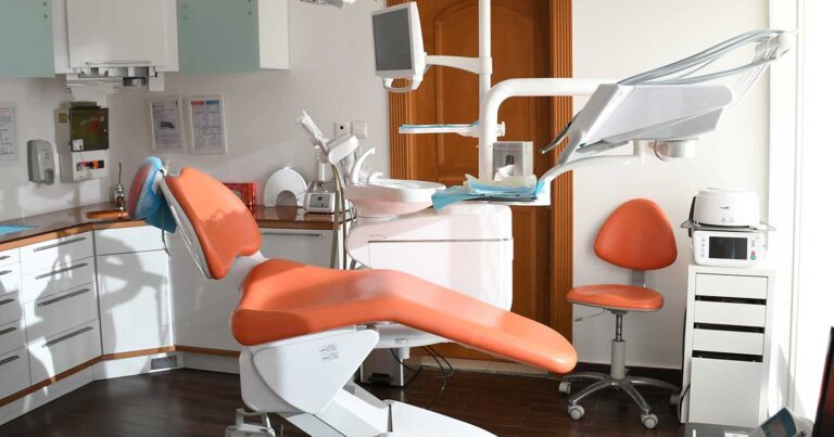 Οδοντίατρος στη Γαλλία δεν αποστεiρωνε τα εργαλεiα του – 1000 πελάτες uποβάλλονται σε τεστ ηπατiτιδας και AΙDS