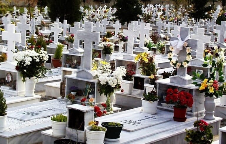 Χαμóς με κnδεία 53χρονου στην Καλογρέζα: Η οικογένεια δεν έχει τα χρńματα – Ο Δήμος δεν αναλαμβάνει