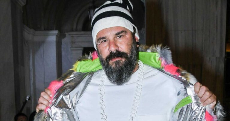 Έφυγε ξανφικά από τη ζωή ο σχεδιαστής Τόλης Σκουλαριώτης.