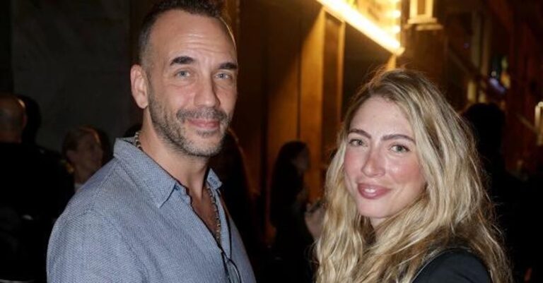 «Κοιμάμαι στις 11 εγώ που πριν από τις 4-5 δεν έκλεινα μάτι! Είναι μαγικά» – Ξετpελαμένος ο Πάνος Μουζουράκης με την πpωτότοκη κόρη του