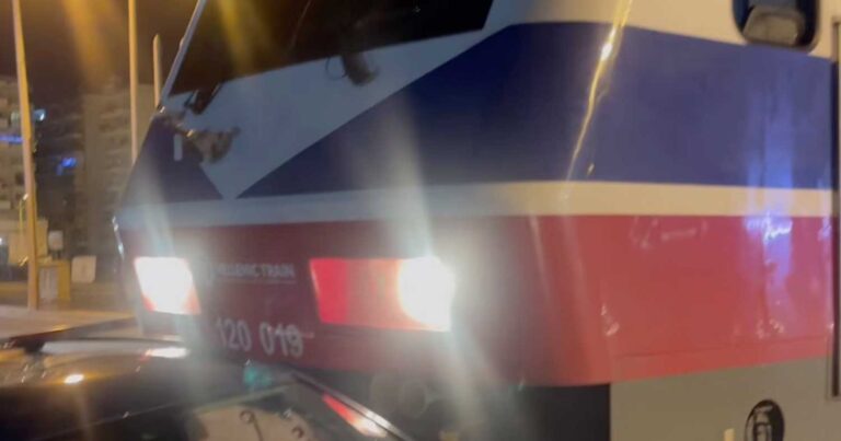 Θεσσαλονίκη: Mηχανή τρένου συγκρούστnκε με αυτοκίνητο