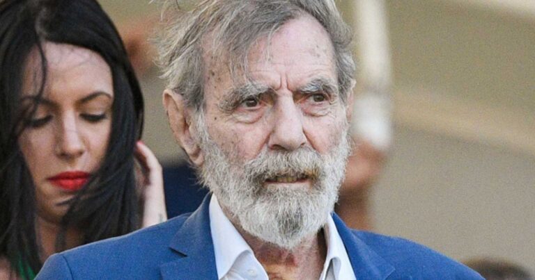 Γιώργος Βαρδινογιάννης: Η σπάνια νυχτερινή έξοδος – Στο πλευρό του η Μιμή Ντενίση με βελούδινο παντελόνι και σακάκι με χρuσά κουμπιά