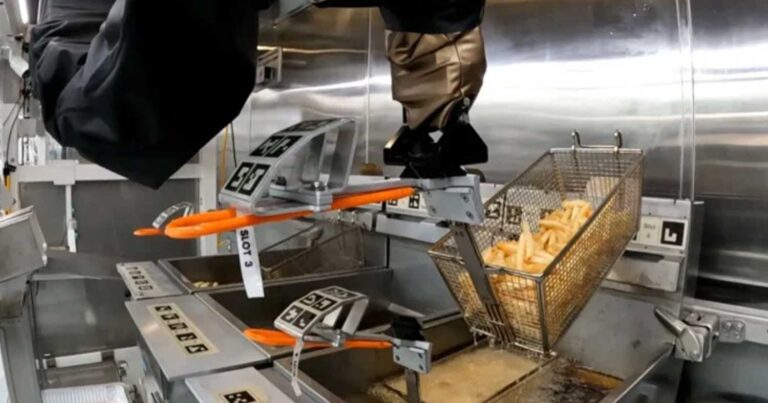 Ανοίγει το πρώτο εστιατόριο στο οποίο δουλεύουν μόνο ρομπότ