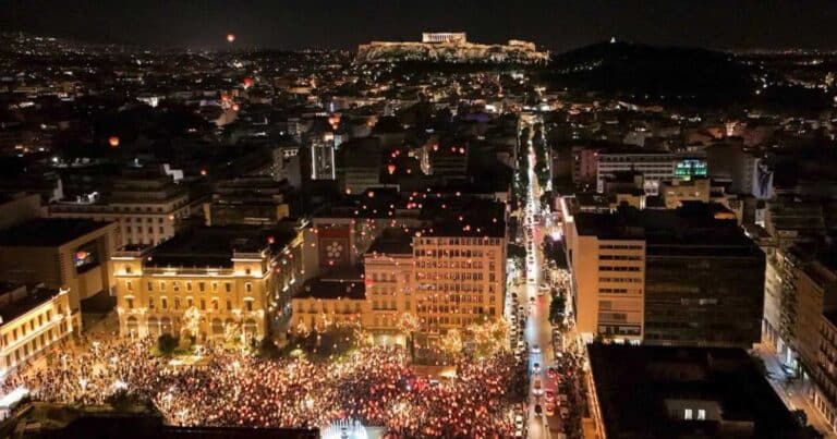 Χριστούγεννα 2023: Εκατοντάδες κόκκινα φαναράκια στον ουρανό της Αθήνας