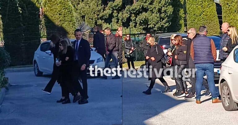 Βασίλης Καρράς: Υποβασταζóμενες η σύζυγος και η κόρη του – Έφτασε στον οίκο τελετών η σορóς του