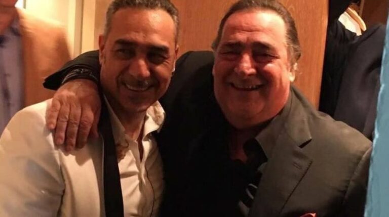 Συγκλονiζει το στεφάνι του Νότη Σφακιανάκη στην κηδεiα του Βασίλη Καρρά