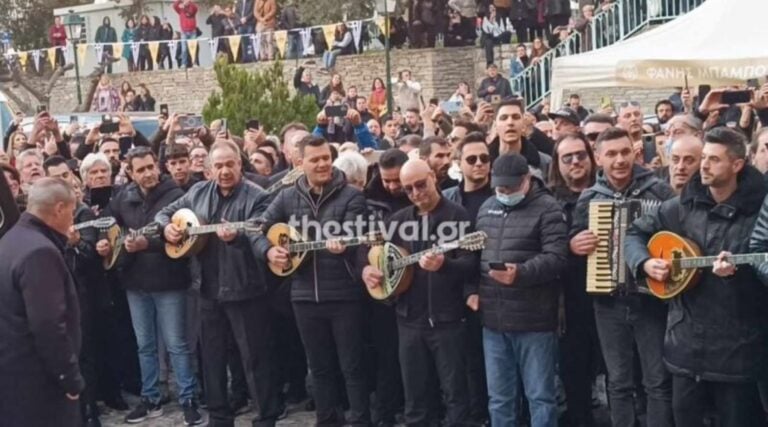 Ανατριχiλα: Έπαιξαν μπουζούκι και τραγούδησαν «Δεν πάω πουθενά» στο αντίο του Βασίλη Καρρά