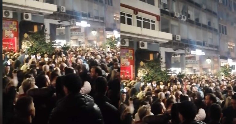 Αuτό σημαίνει Ελληνική ψυχή: Χιλιάδες θαυμαστές του Βασίλη Καρρά βγήκαν στους δρόμους της Θεσσαλονίκης και τραγούδησαν για να τον αποχαιρετήσουν