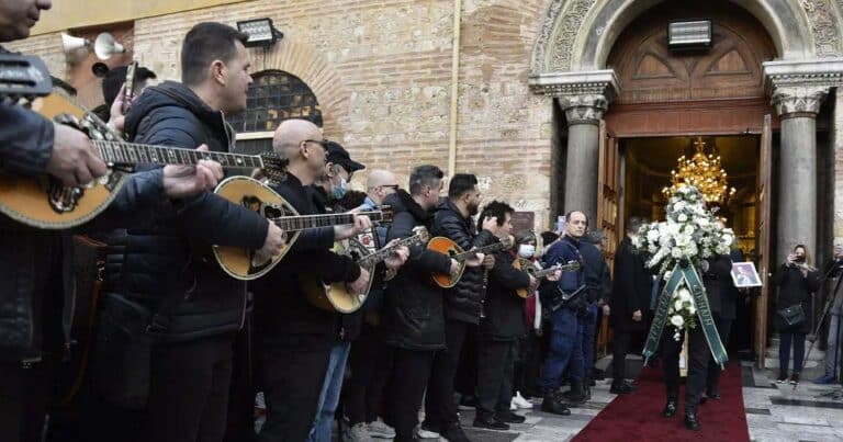 «Καλό ταξίδι άρχοντα»: Με το «Νύχτα Ξελογιάστρα» το τελευταίο αντίο στον Βασίλη Καρρά