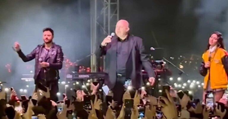 Βασίλης Καρράς: Ο Αχιλλέας Μπέος τραγούδησε «Δεν Πάω Πουθενά»