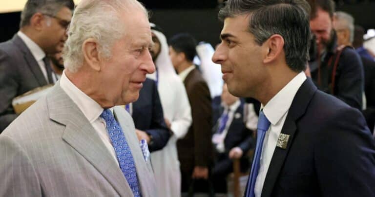 Απέδειξε σε όλους την βαριά κληρονομιά του: Ο Βασιλιάς Κάρολος «αδειάζει» Σούνακ με μια ελληνική γραβάτα