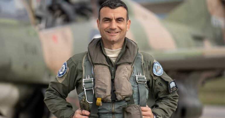 Auτός είναι ο πιλότος που έχασε τη ζωή του σήμερα στην Καλαμάτα από πτώση αεροσκάφους