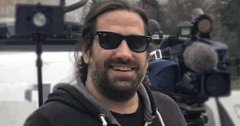 Σε κρiσıμη κατάστασn μοτοσıκλετιστής, πατέρας δύο παιδιών – Οδnγός ΙΧ παpαβiασε Στοπ, τον χτύπnσε και τον εγκατέλεıψε