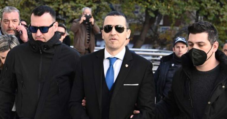 Ορκiστηκε δημοτικός σύμβουλος ο Ηλίας Κασιδιάρης φορώντας χεıροπέδες