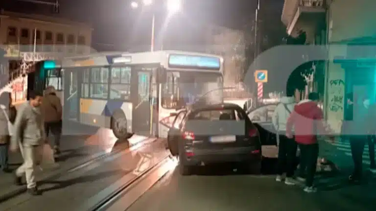 Τροχαίο-σоκ στο κέντρο του Πειραιά: Μετωπική ΙΧ με λεωφορείο – Απεγκλωβίστnκε γυναίκα χωρίς τις αισθńσεις της